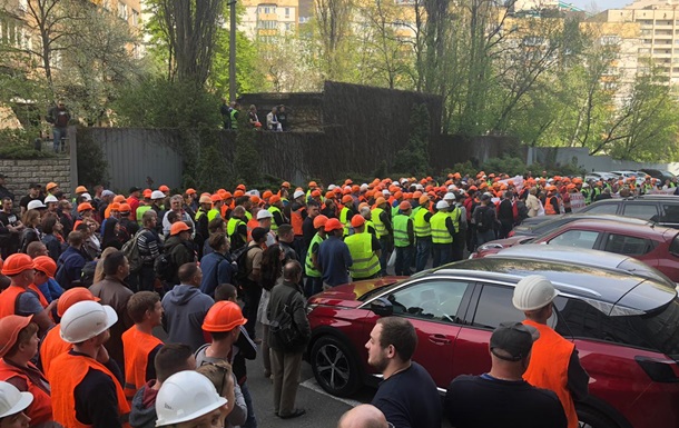 Строители Шулявского моста в Киеве ушли митинговать
