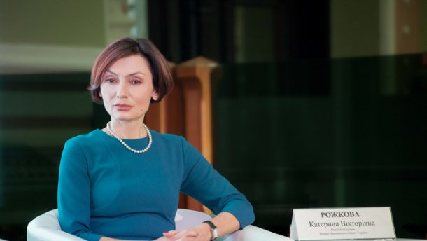 Суд заборонив заступниці глави НБУ виконувати обовязки: позивачем виявився жебрак