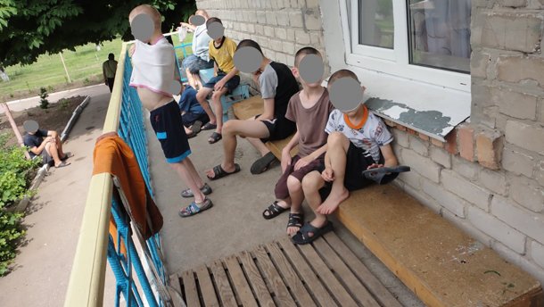 Светр-гамівна сорочка та антисанітарія: в яких умовах живуть діти в інтернаті Дніпра