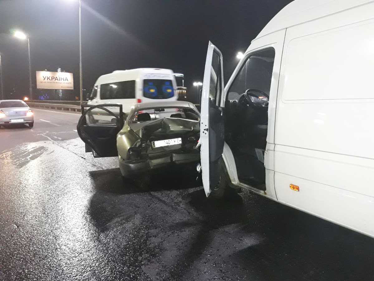 Таран на Южном мосту в Киеве: ДТП спровоцировало большой затор, пострадали люди