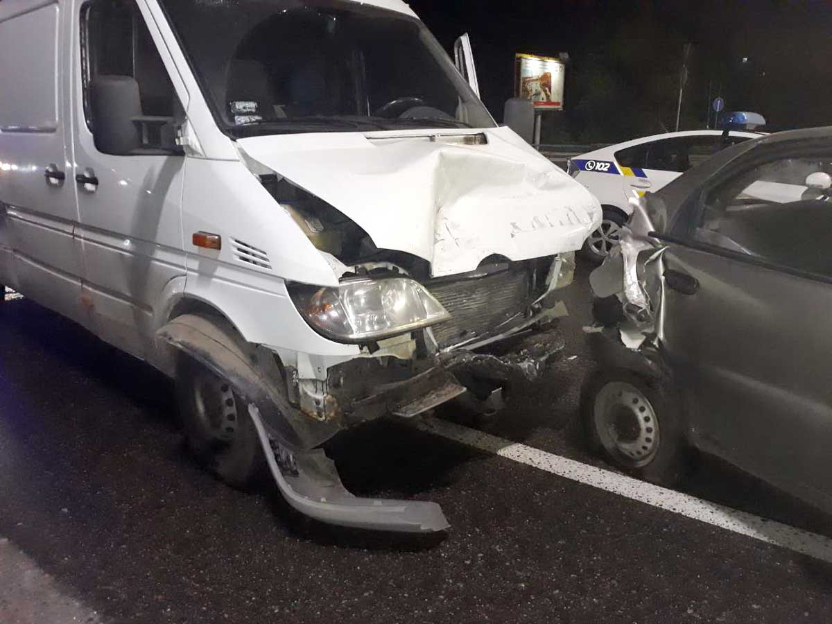 Таран на Южном мосту в Киеве: ДТП спровоцировало большой затор, пострадали люди