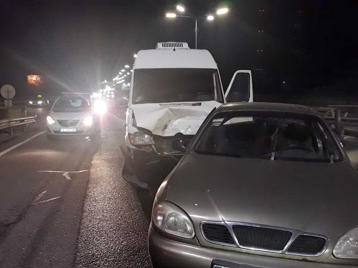 Таран на Южном мосту в Киеве: ДТП спровоцировало большой затор, пострадали люди
