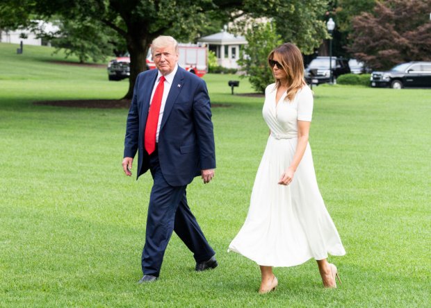У білосніжній сукні та на підборах: Меланія Трамп приголомшила своїм образом