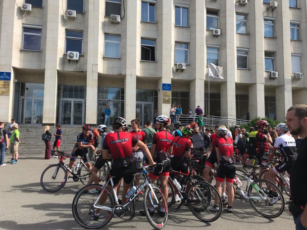 У Києві велосипедисти вийшли на протест через скандал з чемпіонкою Ганною Соловей: фото