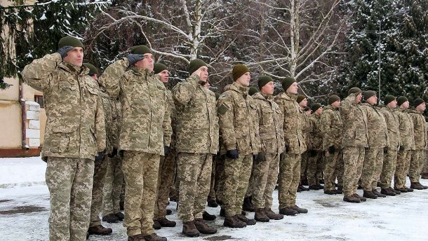 Украинские военнослужащие едут в Косово