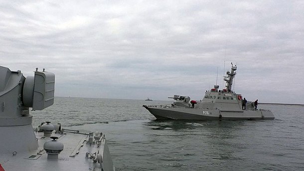 Украинские военные продолжат ходить через Керченский пролив, – Хомчак