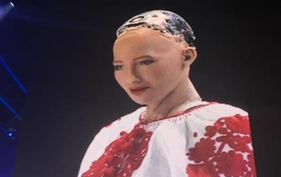Украинский мачо поцеловал робота Софию