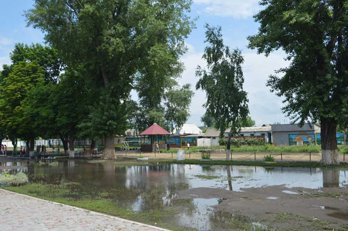 Улицы превратились в каналы: появились фото и видео непогоды под Одессой