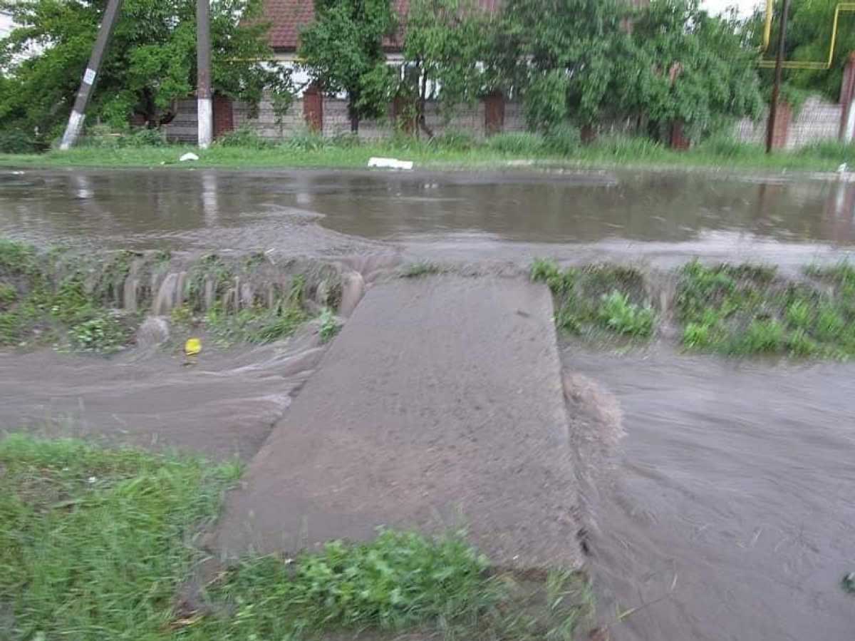 Улицы превратились в каналы: появились фото и видео непогоды под Одессой