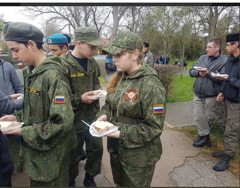 Уровень милитаризаци зашкаливает: в сети показали детские военные учения в Крыму (фото)