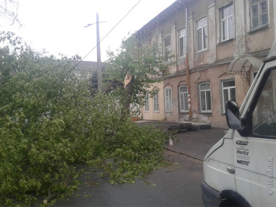 Усыпанная градом земля и подтопленные мосты: появились свежие фото и видео последствий непогоды в Украине