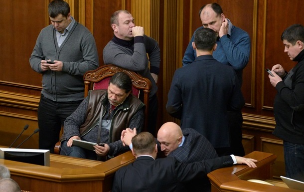 Утром Рада рассмотрит возвращение к Конституции-2004 и отставку Пшонки