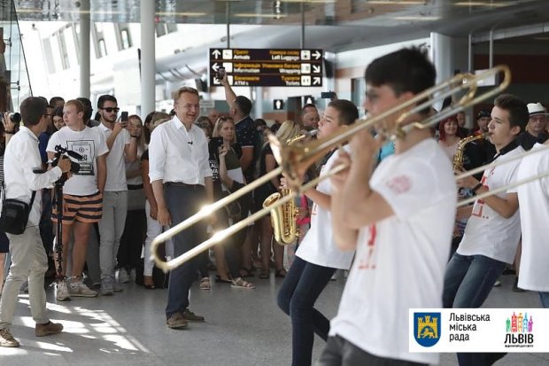 В аэропорту Львова устроили яркий флешмоб гостям Leopolis Jazz Fest: фото, видео