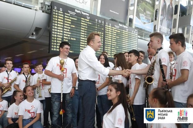В аэропорту Львова устроили яркий флешмоб гостям Leopolis Jazz Fest: фото, видео