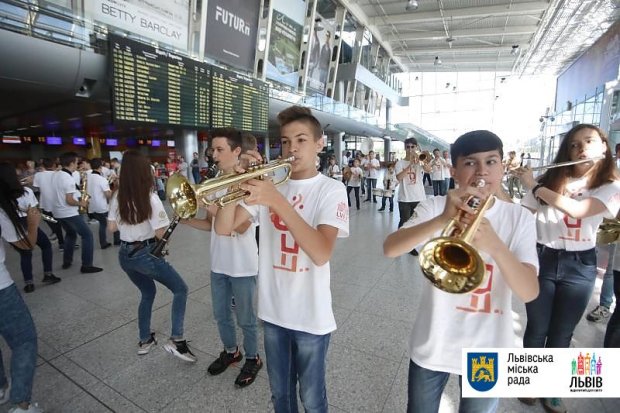 В аэропорту Львова устроили яркий флешмоб гостям Leopolis Jazz Fest: фото, видео