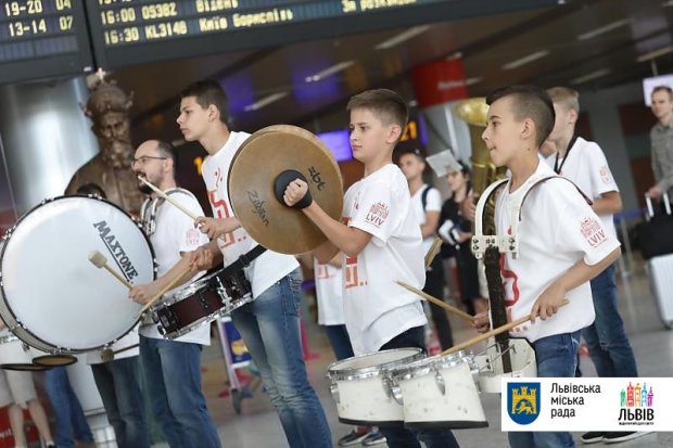В аэропорту Львова устроили яркий флешмоб гостям Leopolis Jazz Fest: фото, видео