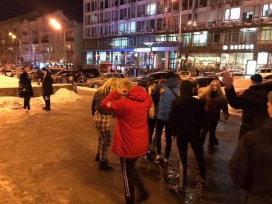 В центре Киеве группа подростков зверски избивала прохожих (фото, видео 18+)