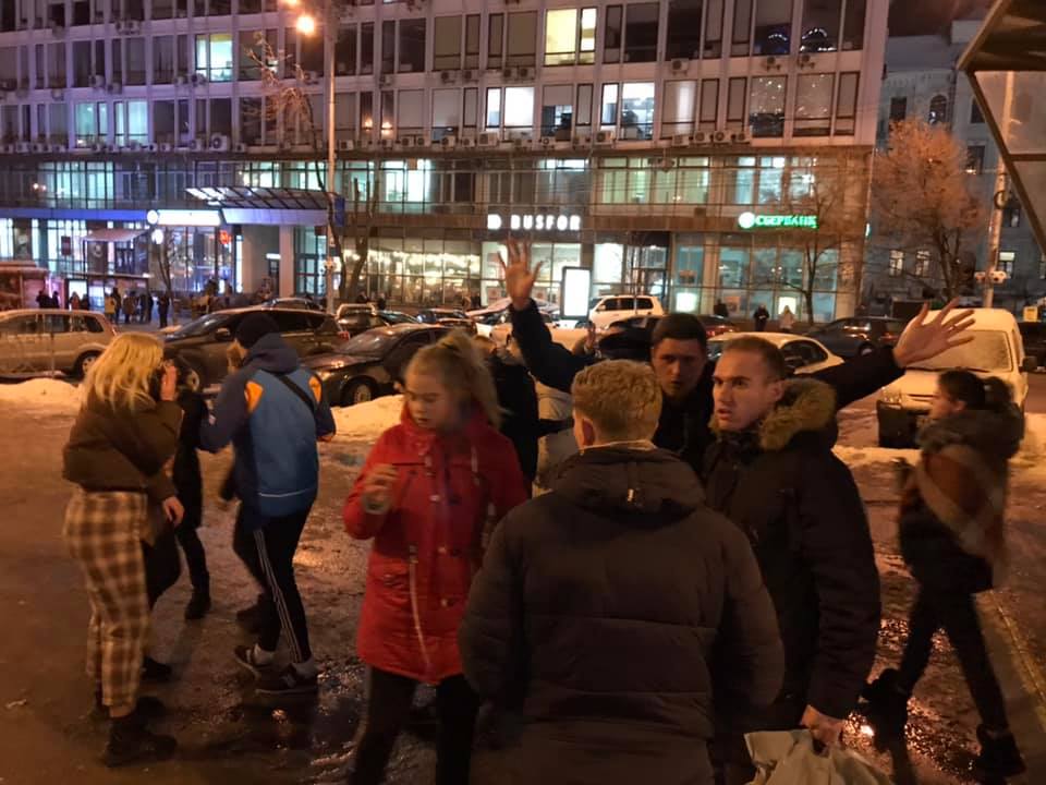 В центре Киеве группа подростков зверски избивала прохожих (фото, видео 18+)
