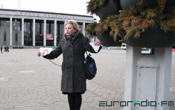 В центре Минска женщина приковала себя к столбу