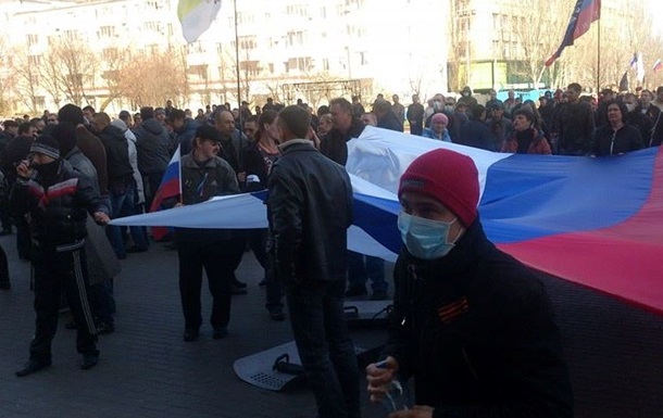 В Донецке штурмом взяли облгосадминистрацию. Милиция подогнала водомет
