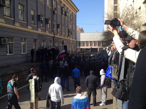 В Донецке штурмом взяли облгосадминистрацию. Милиция подогнала водомет