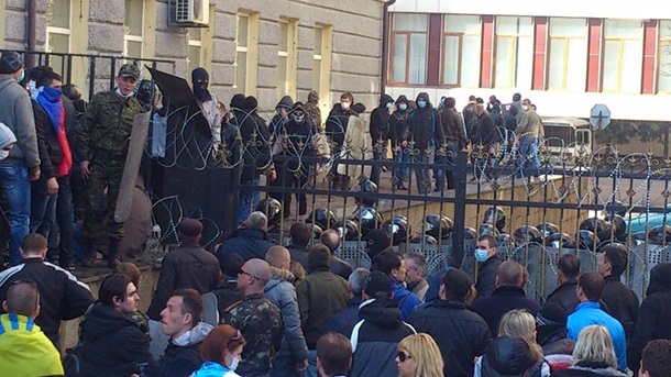 В Донецке штурмом взяли облгосадминистрацию. Милиция подогнала водомет