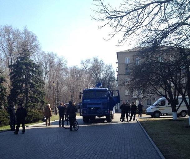 В Донецке штурмом взяли облгосадминистрацию. Милиция подогнала водомет