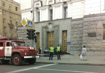 В Харькове авто влетело в здание горсовета: фото с места происшествия