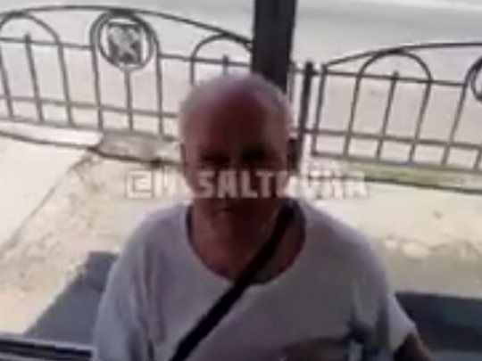 В Харькове мужчина ударил по лицу дедушку, который играл на аккордеоне возле выхода из метро (видео)