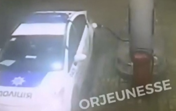 В Харькове патрульные оторвали заправочный пистолет на АЗС