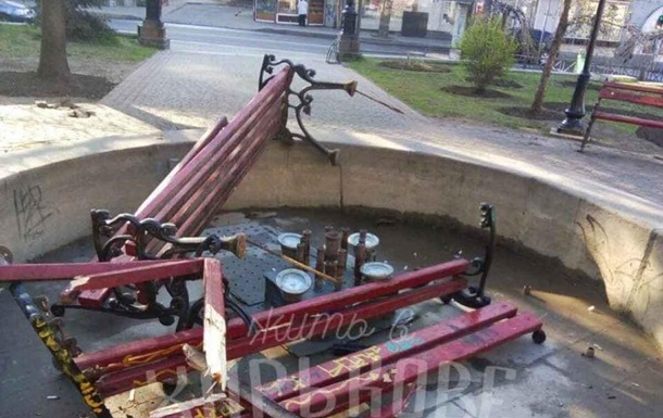 В Харькове подростки разгромили лавки в сквере