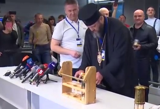 В Киев прибыл Благодатный огонь: первые фото и видео