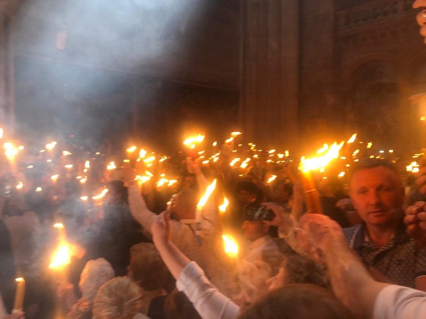 В Киев прибыл Благодатный огонь: первые фото и видео