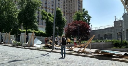 В Киеве активисты снесли забор на Институтской: фото и видео с места событий