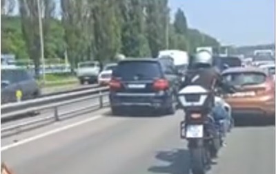 В Киеве ДТП с участием пяти дорогих Мерседесов