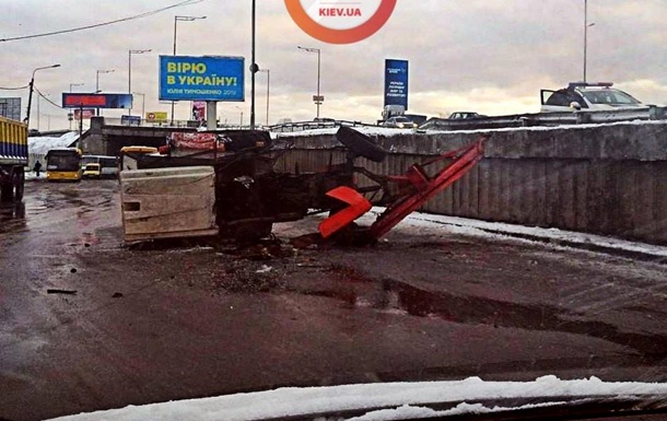 В Киеве грузовик снес с эстакады коммунальный трактор