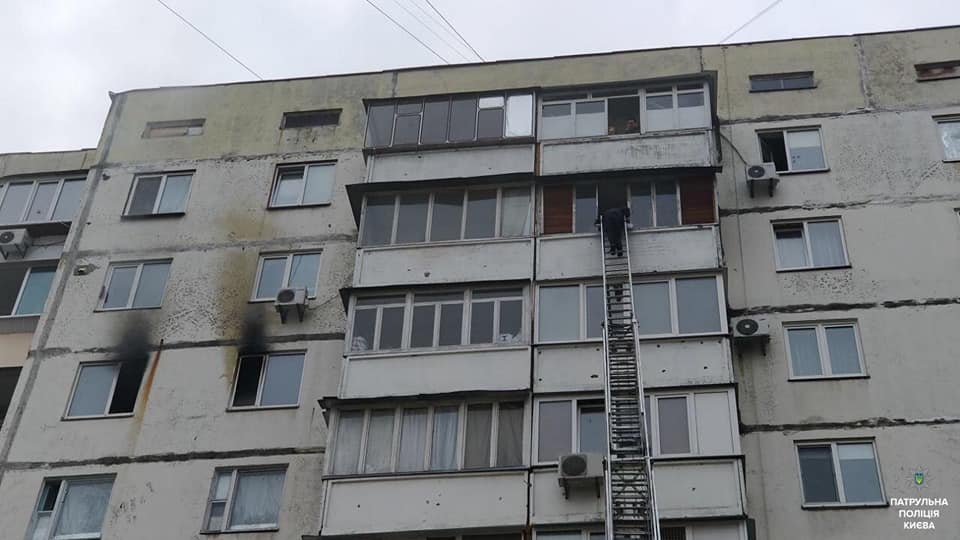 В Киеве мужчина поджег квартиру бывшей жены: полицейские спасали детей из окон верхних этажей (фото)