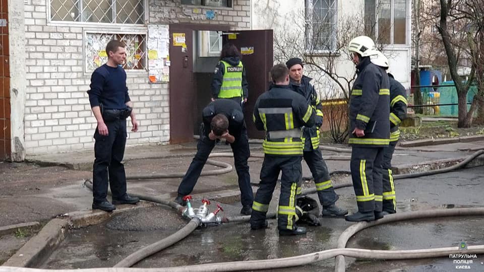 В Киеве мужчина поджег квартиру бывшей жены: полицейские спасали детей из окон верхних этажей (фото)