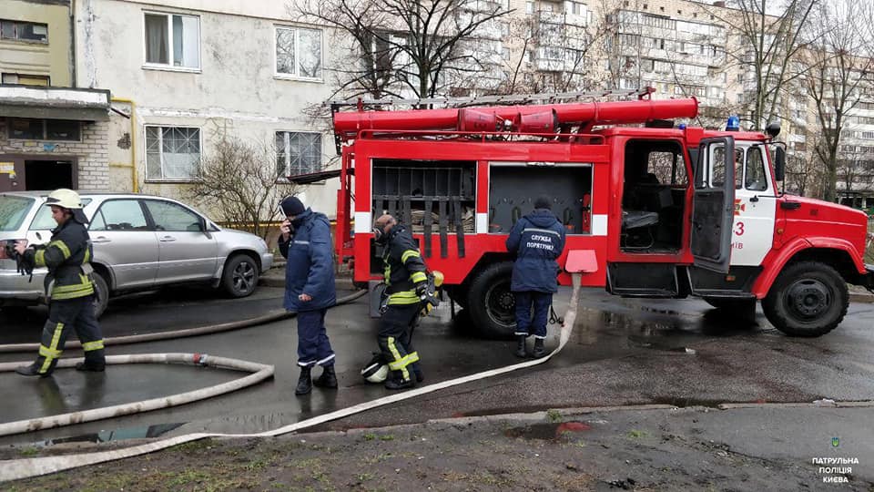 В Киеве мужчина поджег квартиру бывшей жены: полицейские спасали детей из окон верхних этажей (фото)