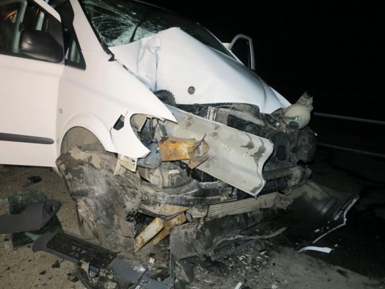 В Киеве отбойник «прошил» насквозь Mercedes Vito, пострадали трое взрослых и ребенок