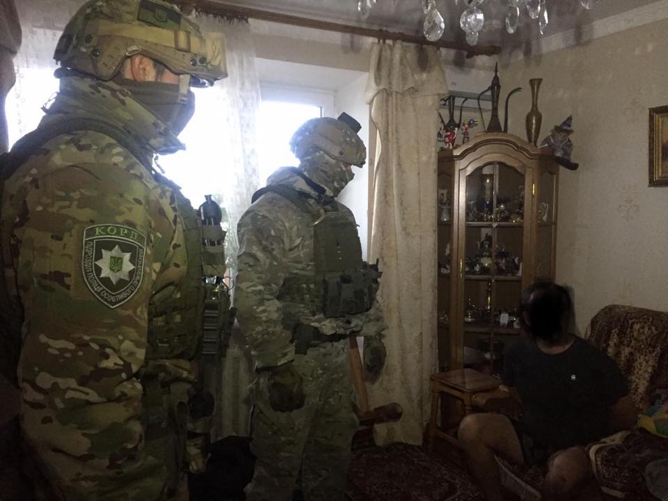 В Киеве спецназ освободил заложницу, захваченную в квартире грабителем (фото, видео)