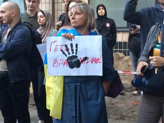 В Киеве устроили пикет под телеканалом NewsOne из-за телемоста с Россией: фото