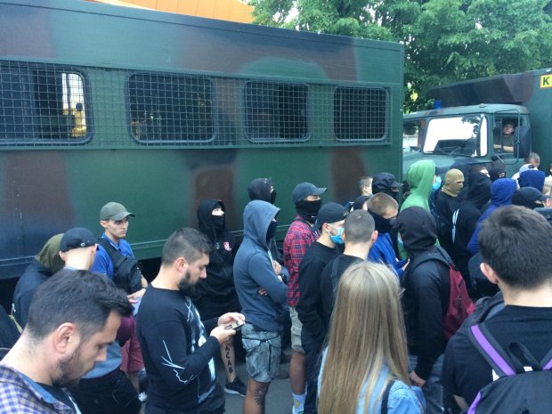 В Киеве устроили пикет под телеканалом NewsOne из-за телемоста с Россией: фото