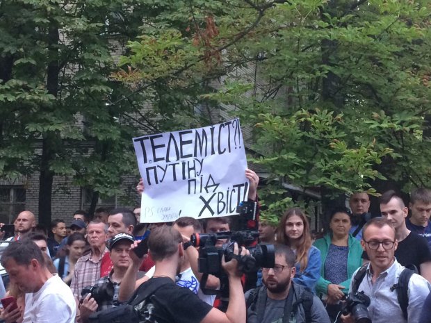 В Киеве устроили пикет под телеканалом NewsOne из-за телемоста с Россией: фото