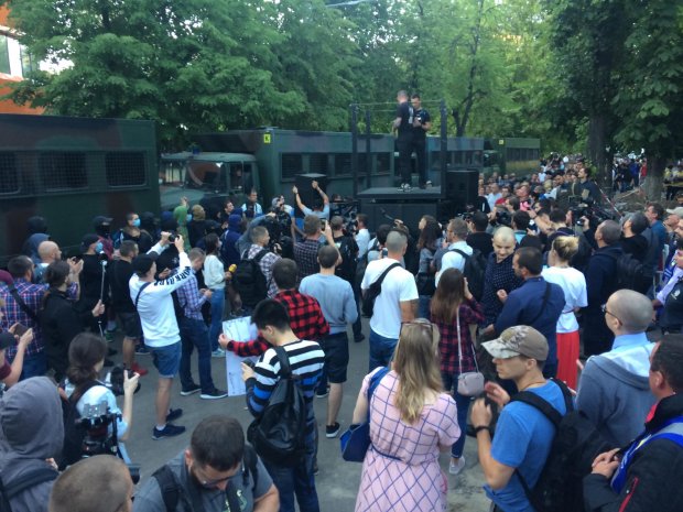 В Киеве устроили пикет под телеканалом NewsOne из-за телемоста с Россией: фото