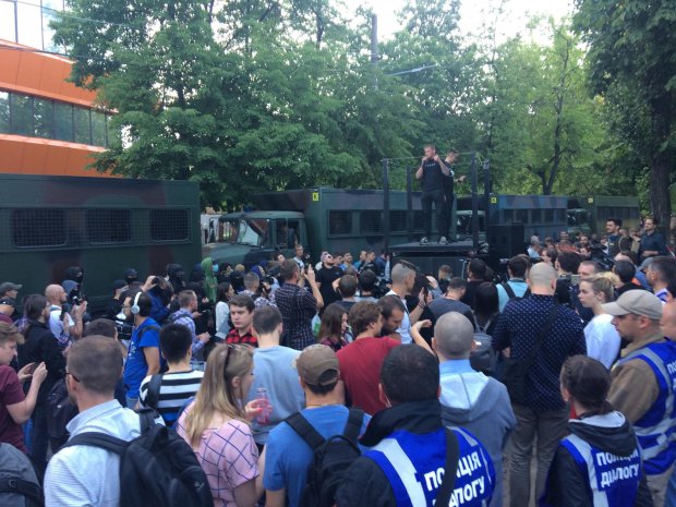 В Киеве устроили пикет под телеканалом NewsOne из-за телемоста с Россией: фото