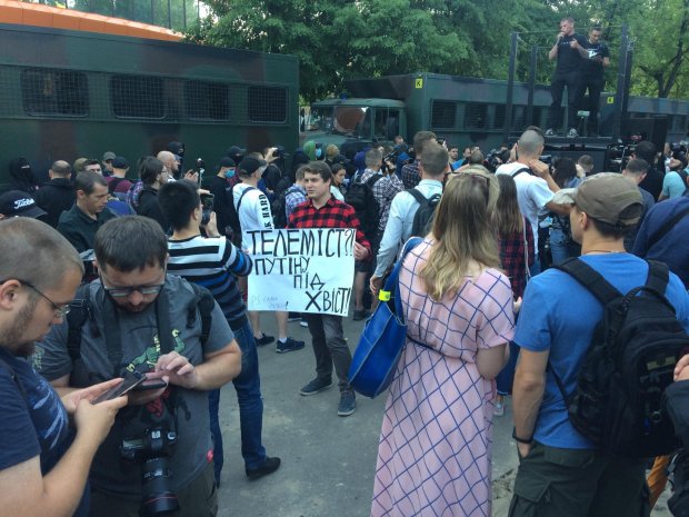 В Киеве устроили пикет под телеканалом NewsOne из-за телемоста с Россией: фото