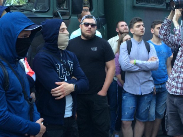 В Киеве устроили пикет под телеканалом NewsOne из-за телемоста с Россией: фото