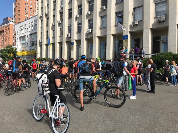 В Киеве велосипедисты вышли на протест из-за скандала с чемпионкой Анной Соловей: фото