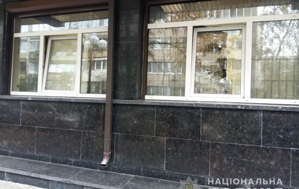 В Киеве здание ГПУ забросали камнями